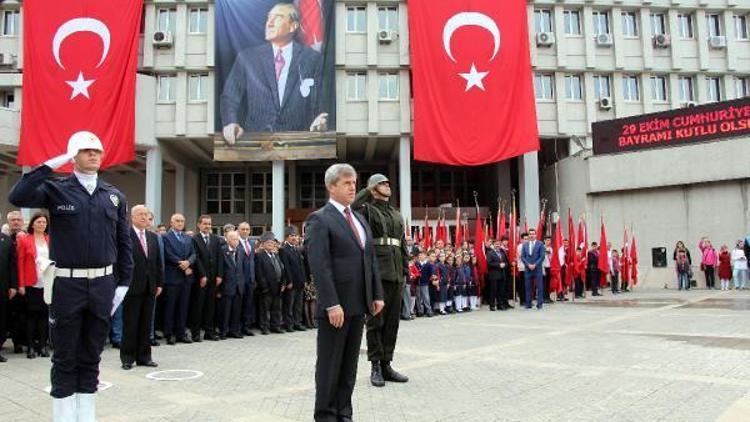 Zonguldaktaki törende temizlik görevlisi de saygı duruşuna geçti