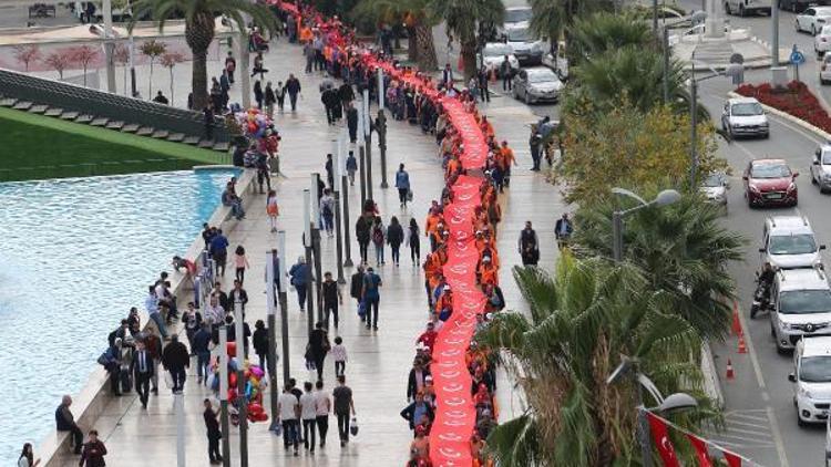 Aydında 500 metrelik bayrakla kortej yürüyüşü