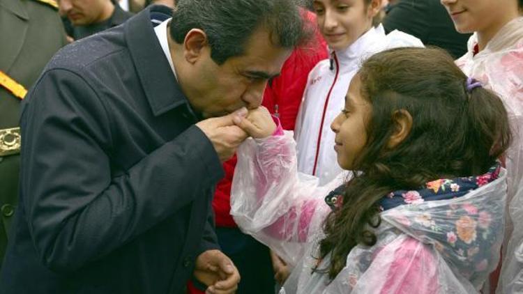 Diyarbakır Valisi, çelenk sunma töreninde kız öğrencinin elini öptü