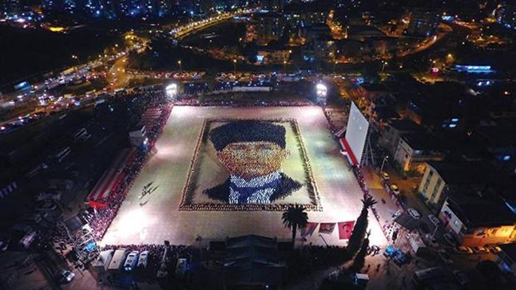 4 bin kişilik dev Atatürk posteri