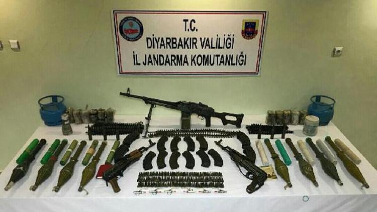 Diyarbakırda PKKnın silah ve malzemeleri ile 1 ton 661 kilo esrar ele geçirildi