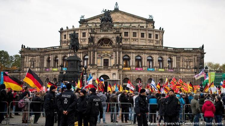 Almanyada binlerce kişi ırkçılığa karşı yürüdü