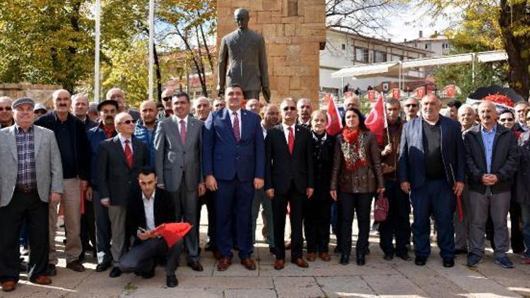 Sivasta CHP ve ADD’den Atatürk Anıtına çelenk