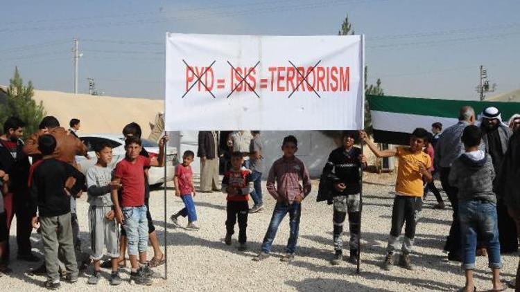 Akçakaledeki Suriyeliler, terör örgütlerini protesto etti