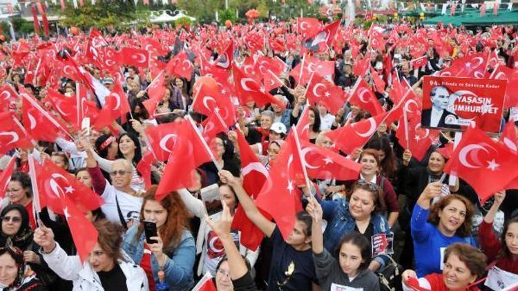 Binlerce kadın aynı anda İstiklal Marşı okudu