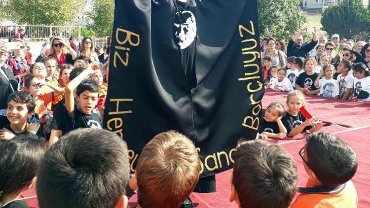 İlkokul öğrencileri, Atatürk kıyafetleriyle podyuma çıktı