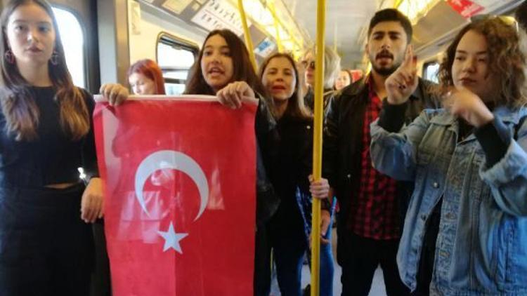 Metroda karşılıklı marş okudular