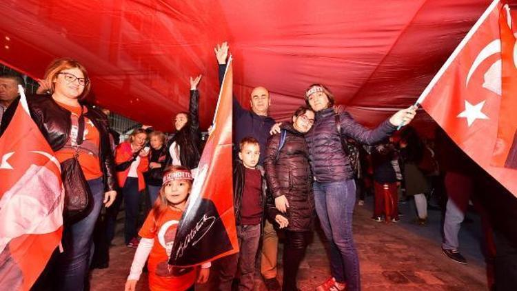 İzmirde Cumhuriyet Bayramı kutlamalarına görkemli final