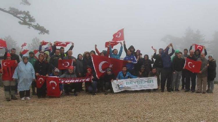 Cumhuriyet Bayramını dağın zirvesinde Türk bayrağı açarak kutladılar