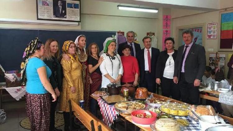 İstiklal İlkokulunda, farklı yörelere ait kültürlerin yemekleri sergisi açıldı