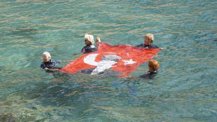 Denizde Türk bayrağı açan kadınlar, cumhuriyeti kutladı