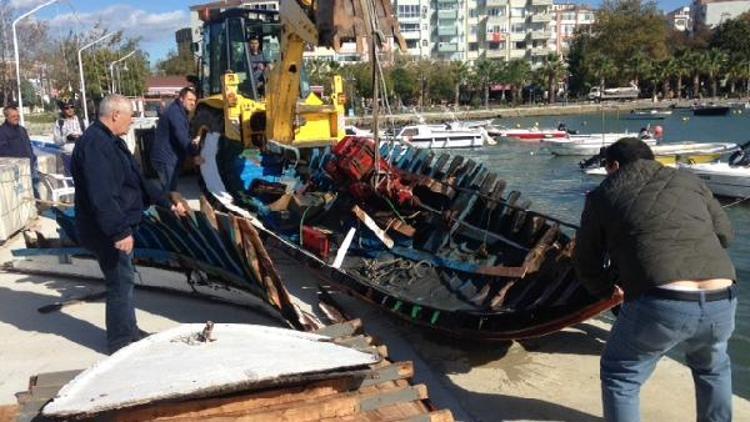 Şiddetli lodos Silivri Limanında tekneleri alabora etti