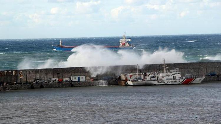 Zonguldakta dalgalar, liman duvarını aştı
