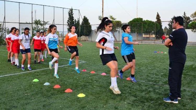Genç kızlar futbol sayesinde sosyal yaşama katılıyor