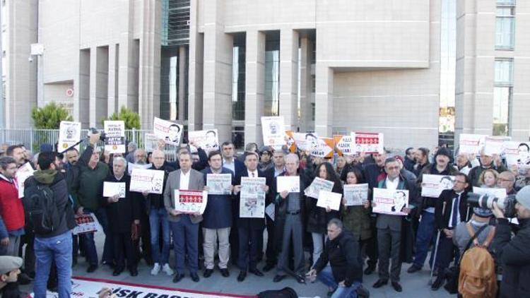 Cumhuriyet Gazetesi Davası öncesi adliye önünde açıklama