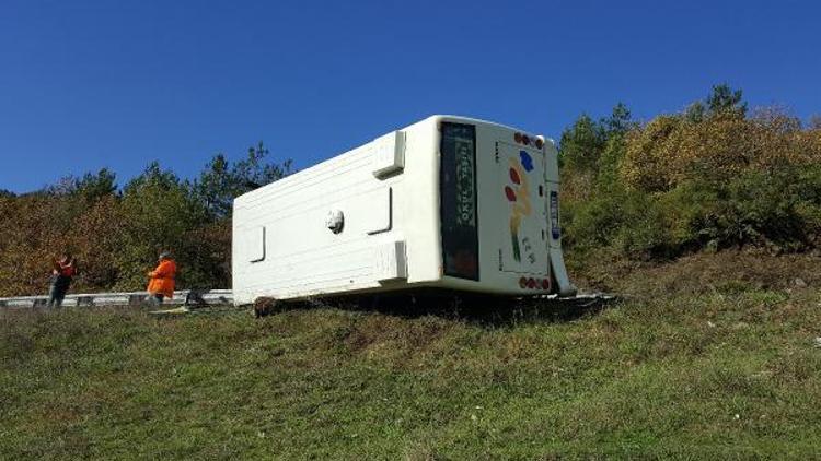 Düzcede yolcu midibüsü devrildi: 12 yaralı