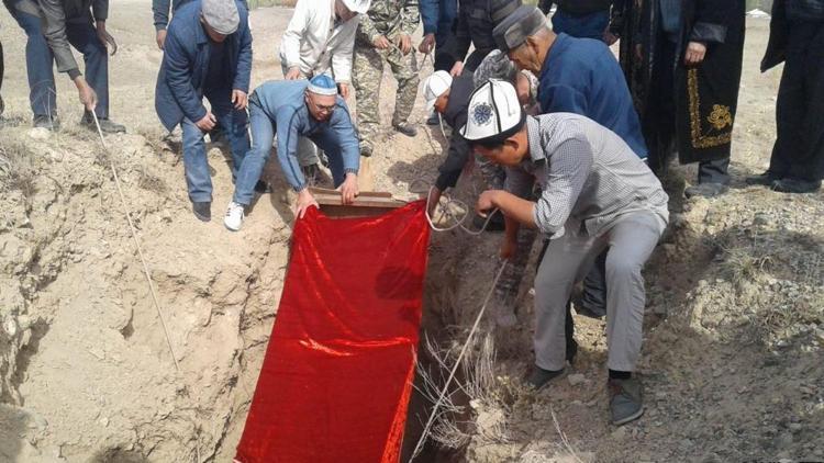 Cehaletin böylesi 2 bin yıllık mumyayı gömdüler