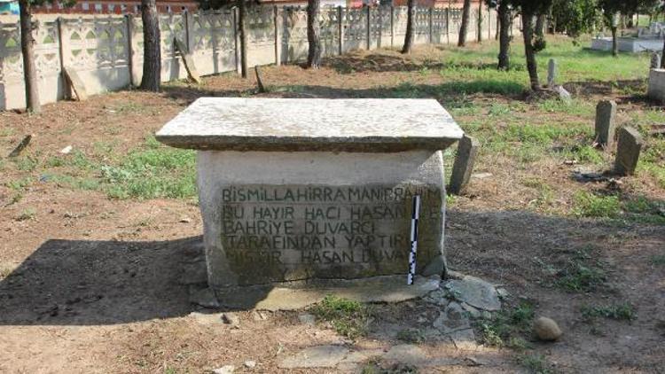 Köy mezarlığındaki musalla taşı, tarihi yazıt çıktı