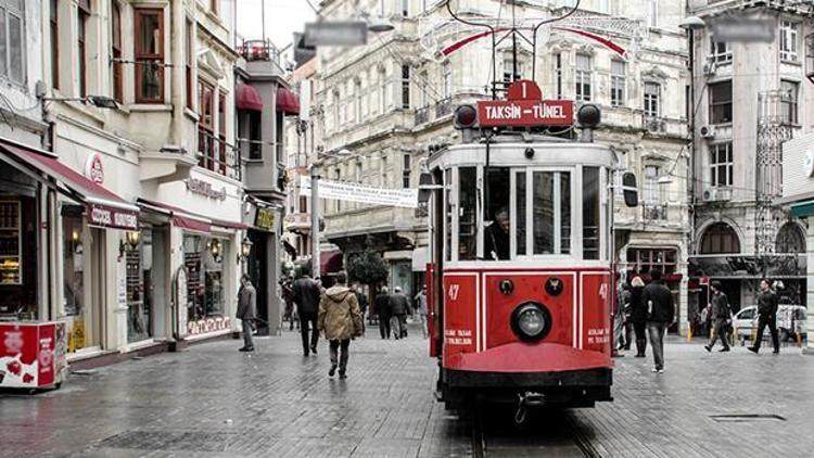 Caddelerde rüzgâr aklımda hala aşk var