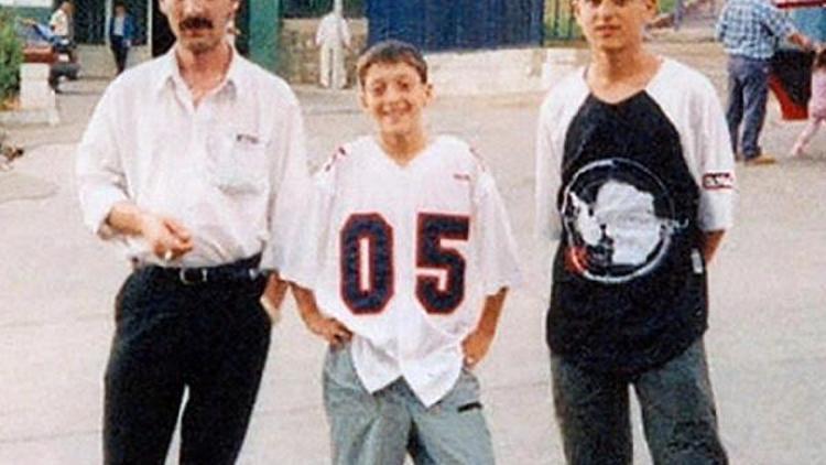 Mesut Özilin çocukluk fotoğrafı sosyal medyada ilgi gördü