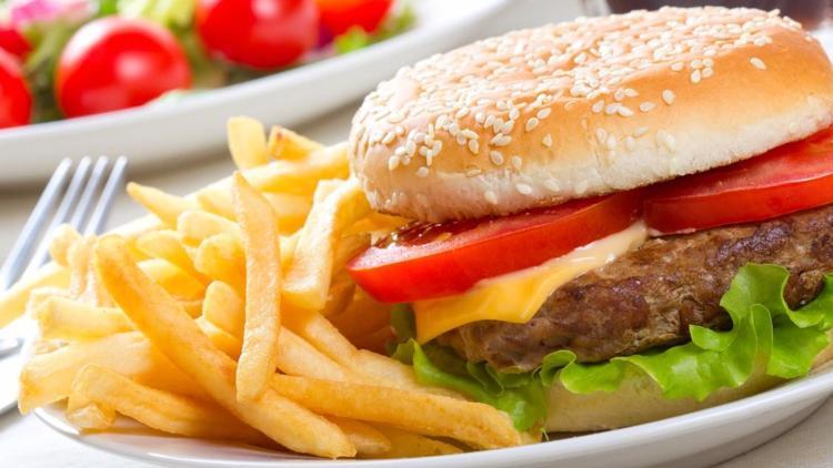 Dünya bir burgeri tartışıyor: Hangisi doğru?