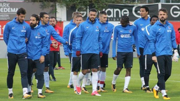 Trabzonspora meşaleli destek. Kayserispor maçı hazırlıklarında taraftardan meşale şov