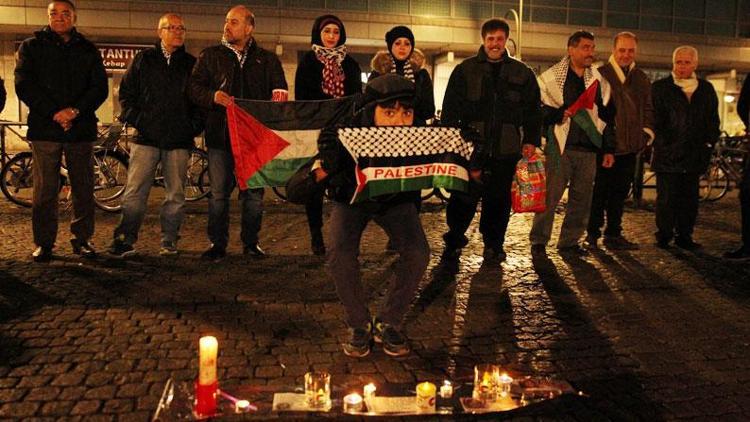 Filistinliler Berlin’de İsrail’i protesto etti