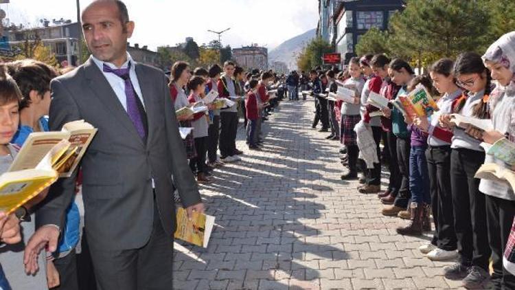 Muşta 9 bin öğrenci kaldırımda kitap okudu