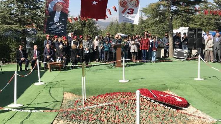 Demirel 93üncü yaş gününde mezarı başında anıldı