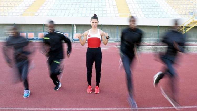 Arkadaş şakasıyla başladığı atletizmde tarih yazıyor