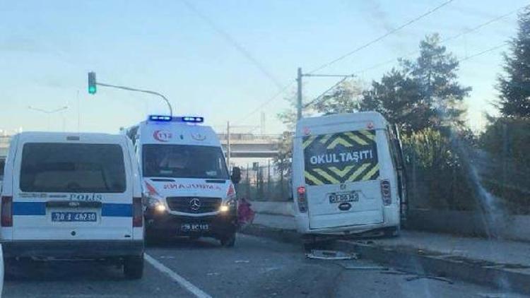 Eskişehirde öğrenci servisi kamyonete çarptı: 9 yaralı