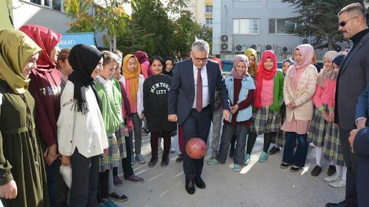 Vali Şimşek,  okullarda incelemelerde bulundu