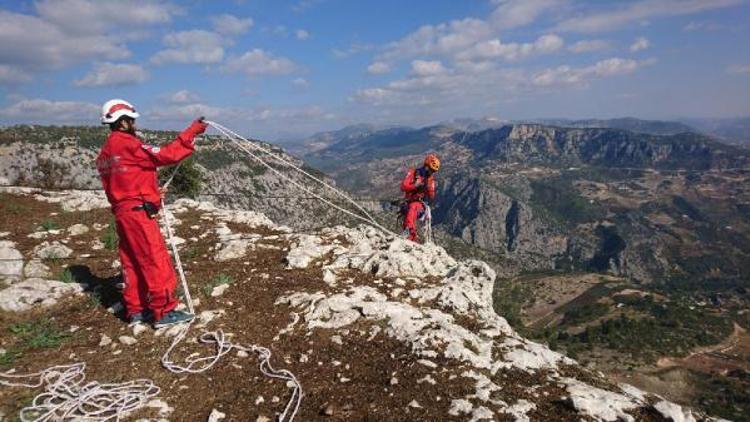 Yamaçta kalan keçiyi AKUT kurtardı