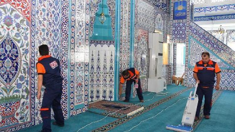 Cami temizlik ekibi çalışmalarını 246 camide sürdürüyor