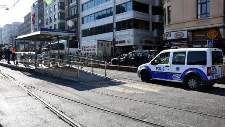 Tramvay yoluna giren konsolosluk aracı yayaya çarptı