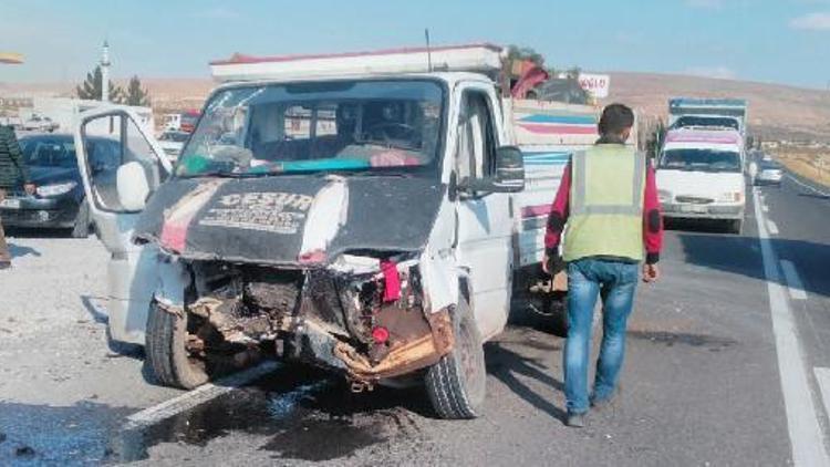 Birecik’te otomobil ile kamyonet çarpıştı: 8 yaralı