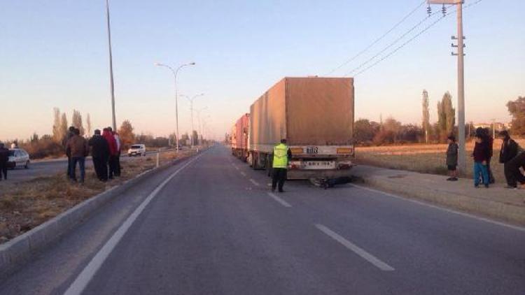 TIRa çarpan motosikletin sürücüsü yaralandı