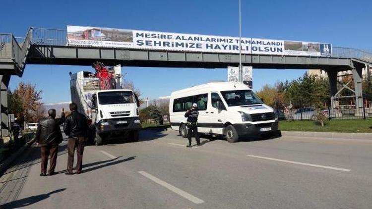 Konteyner yüklü vinç üst geçide takıldı