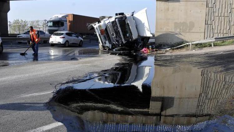 Kocaelide tanker devrildi, 15 ton asfalt yola aktı