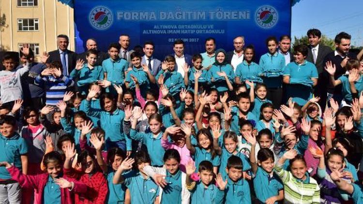 Tütüncüden öğrencilere 2 bin forma