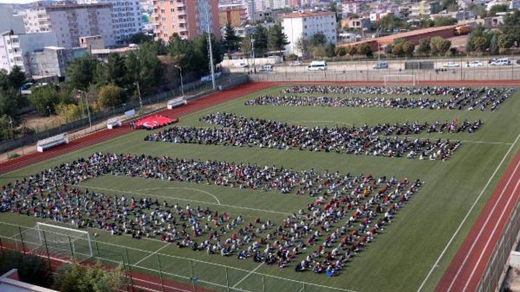 Batmanda futbol sahasında 2 bin öğrenciyle Oku yazdılar