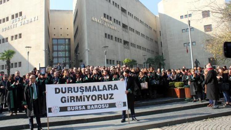 Bursa Barosu üyeleri, avukatlara yönelik saldırıları protesto etti