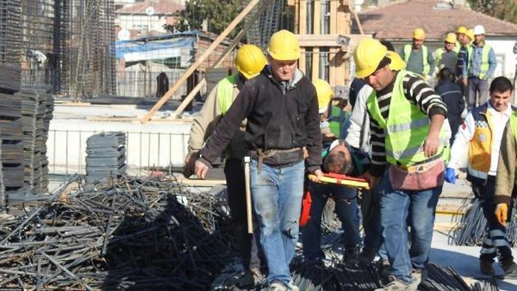 İnşaatta yüksekten düşerek yaralanan işçiyi arkadaşları taşıdı