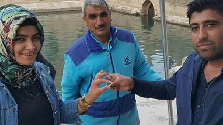 Balıklıgöl’e düşürdüğü nişan yüzüğünü belediye personeli buldu