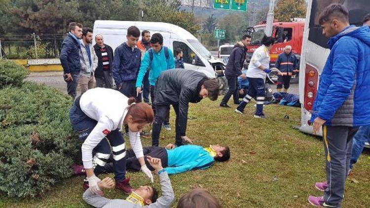 Sporcuları taşıyan midibüs kaza yaptı: 12 yaralı