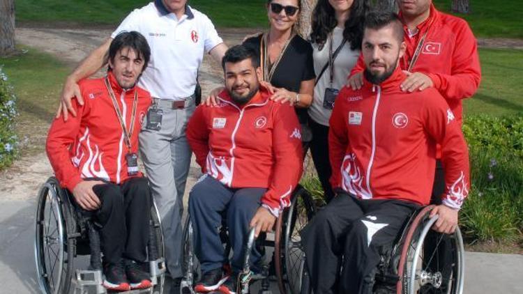 Şampiyon sporcular Ahmet Ağaoğlu ile buluştu