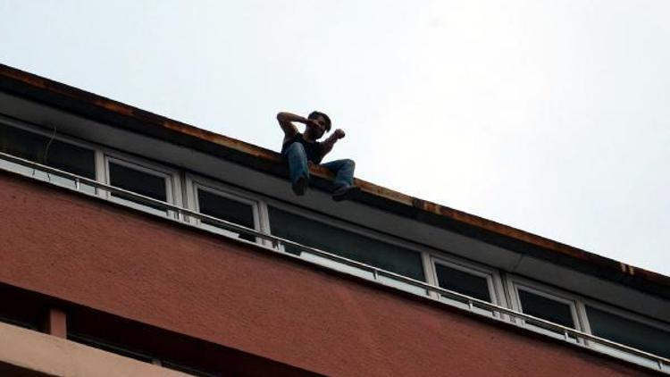 Zonguldakta intihar etmek için çatıya çıkan genci polis ikna etti