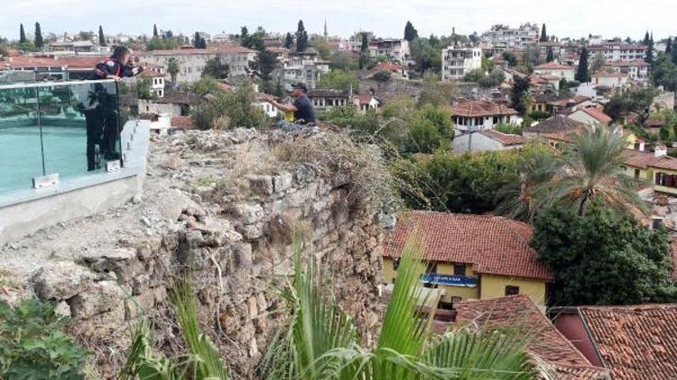 Benzin dolu bidon ve bıçakla surlarda intihara kalkıştı