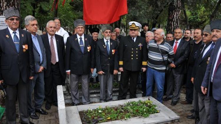 Topçu Yüzbaşı Mustafa Ertuğrul mezarı başında anıldı