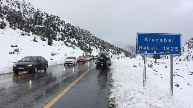 Akseki- Seydişehir yolu kar nedeniyle ulaşıma kapandı (2)